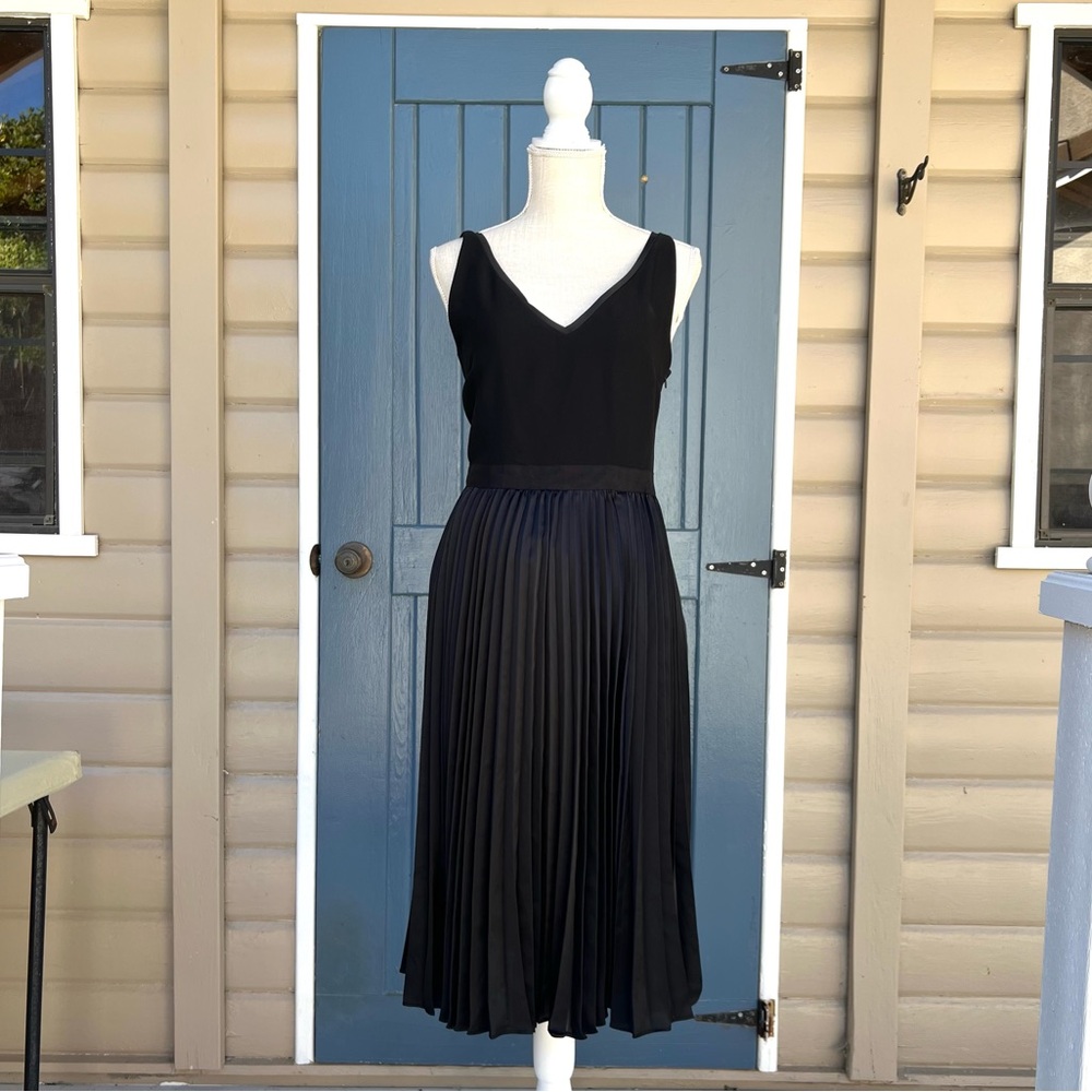 Banana Republic Black V-Neck Pleated Midi Dress Women’s Size 6